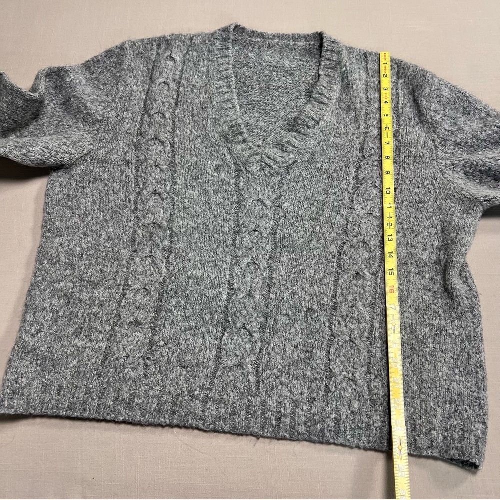 Women’s Gray Cable Knit V-Neck Sweater Size Large Cozy Chunky Knit Pullover - Picture 3 of 12